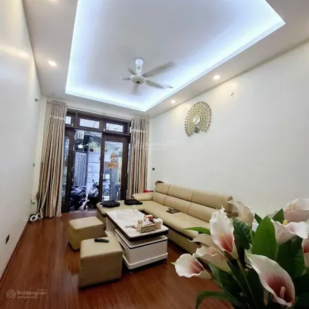 Nhà riêng phố bạch mai, quận hai bà trưng, 70m2 4 tầng trước có sân để xe sau có giếng trời