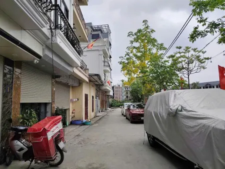 Bán chdv nhổn. 10 tỷ 10 phòng kk, thang máy, trước mặt hồ, ô tô mặt ngõ ô tô, trước nhà có hồ