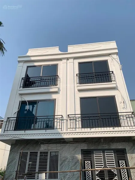 2,3 tỷ nhà xây 3 tầng, ô tô đỗ 20m, sát đại lộ thăng long, hoài đức