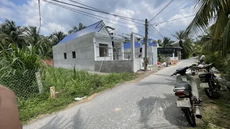 Nền cao ráo đẹp, ranh giới rõ ràng, mặt tiền đường nhựa 5m Trần văn Ưng 
Diện tích: 6.45m x 20m , có 100m2 thổ cư 
Dân cư đông hiện hữu 
Sổ Hồng riêng sẵn 
Cách TL864 khoảng 200m. Cách Mỹ Tho 18km
Khu vực gần cụm công nghiệp bình ninh, trong vòng vài