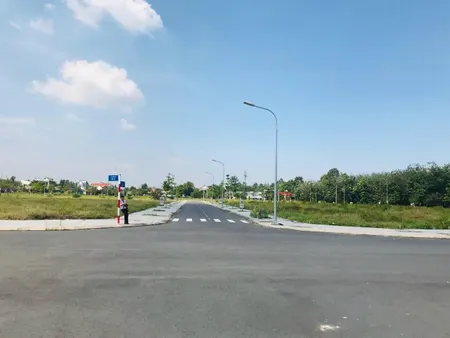 Cần bán lô đất hơn 110m2_ Gía cả thương lượng_Ngay mặt tiền Phùng Hưng. Có sổ sẵn, hạ tầng tốt.