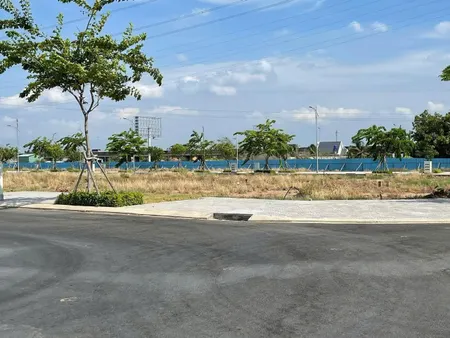 Cầm trong tay hơn 990tr xíu là có đất mặt tiền, S hơn 100m2, có sổ sẵn. Uư đãi, chiết khấu tới 15%, hỗ trợ trả chậm tới 50%!!!