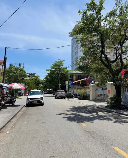 BÁN NHÀ 02 TẦNG MẶT TIỀN TRẦN QUANG KHẢI, TP HUẾ 4 phòng ngủ Gần Ngay toà Nhà Khách Sạn Duy Tân 
❌ Giá Bán: 10,xx Tỷ 🟥🟩