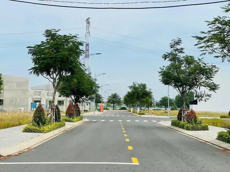 Đất đẹp như vẽ_Gía rẻ như cho!!! Xuống tiền ngay nhận liền lô đất 100m2 giá nhỉnh hơn 850 ít.Mặt tiền Phùng Hưng_ Sổ sẵn_Bao ở , kinh doanh.