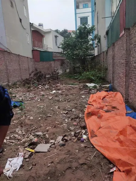 Mảnh đất vàng còn sót lại diện tích to mặt tiền rộng ô tô vào nhà cách phố 100m