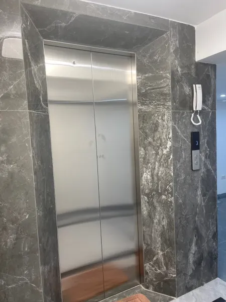 Mình cho thuê nhà hai cửa đi, mới, Trúc Bạch; vỉa hè 100m2* 4T- 30 Tr