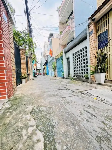 Nhà hẻm nhựa xe hơi vào tận nhà, khu sầm uất, cách mạng tháng tám, quận 3, 3.6x15 m, chỉ 11tỷ