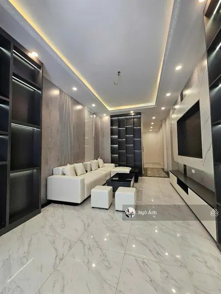 Bán nhà trung tâm ngọc lâm nguyễn văn cừ 6 tầng thang máy sân riêng đỗ ôtô cách mặt phố 10m