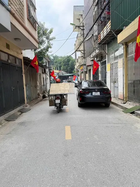 Bán đất tặng nhà c4 ngõ thông 5m ô tô gần phố gần các trường đh lớn.