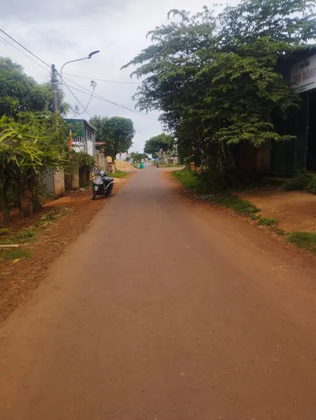 Cần ra nhanh một lô đất vị tri rất đẹp gần ngã tư cây xăng 56 TT xã Krong Năng, khu mua bán sầm uất 
DT10 x37 mét 100TC . Đường nhựa QH 26 mét, 
Giá rẻ cho nhà đâu từ 195 tr/ mét 
Liên hệ