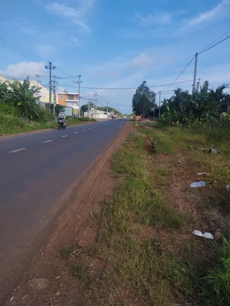 MẶT TIỀN ĐT 31 XÃ EAKAR- ĐĂK LĂK, kết nối Eakar- Krong Năng- Buôn Hồ.
Diện tích : 6,5 x 106 , tc 60
Vị Trí : Cách trung tâm xã Eakar gần 7km, gần ngã ba cây dừa Xuân Phú Mặt tiền kinh doanh buôn bán 
Giá : 1 tỉ xxx
LH