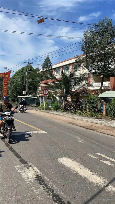 Lô mt đường liên huyện, lộ giới 32m, giá 570 triệu, gọi 0782 903 ***