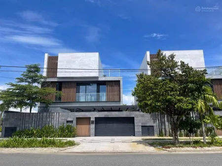 Căn gốc 2 mt huy cận 212m2 ngang 11m dối diện trường đh kiến trúc đông á