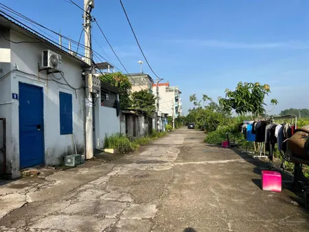 Cần tiền bán gấp mảnh đất hai mặt thoáng tặng căn nhà câó 4 tại trung tâm viện rau, trâ qùy