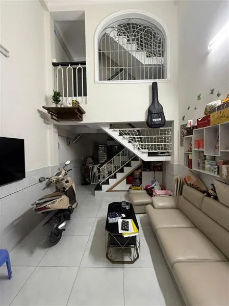 TÌM ĐÂU RA - Nhà ngay chợ Phạm Văn Hai, 38m2, 4 tầng BTCT - chạm đầu 5 tỷ.