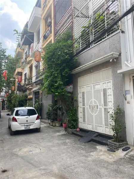 Cô chú e nhờ e bán nhà ở phố hồ đắc di đống đa. 40m2 mt 4.2m ô tô tránh quay đầu đc 10.5 tỷ