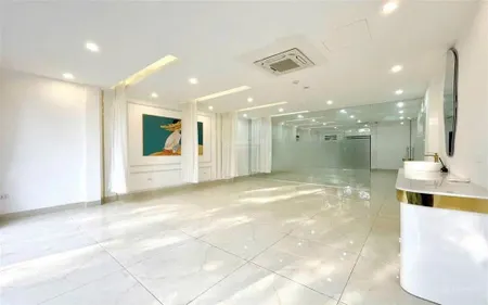 (mặt phố) bán toà văn phòng hoàng ngân 90m 9 tầng thang máy mt 5m 50,x tỷ sẵn hđ thuê 130tr/th