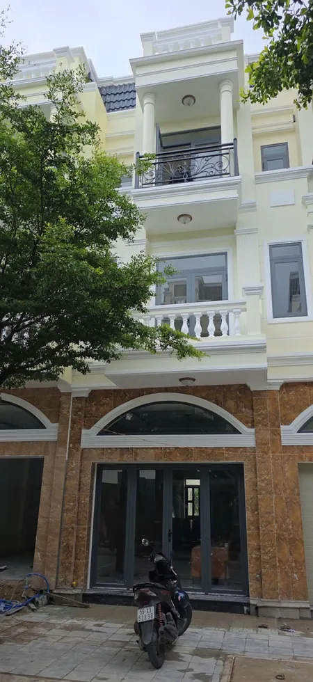 Bán nhà phố 3 tầng mới xây KDC đồng bộ gần Aeon Mall Bình Dương Vincom ngã tư 550