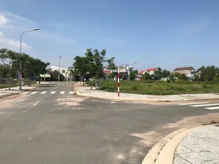Cần bán gấp đất, mặt tiền Phùng Hưng, gần kế chợ An Bình. Ngay khu quân đội_S 100m2 , giá 1Tỷ4, có sổ . Thương lượng giao dịch ngay