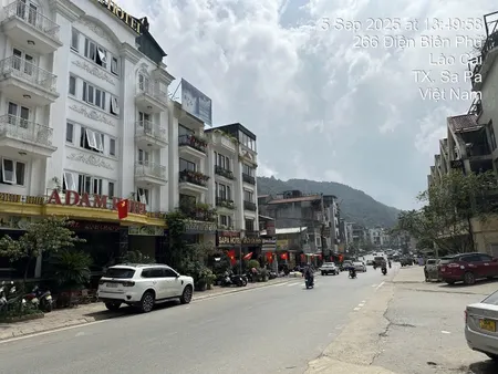 Bán Khách sạn  ***  6tầng  víp nhất đường N1 đối diện cổng chợ + bến xe Sapa _ Phường Sapa_ Lào cai

Với 01 tầng hầm + 05 tầng nổi 
Có tổng 32 phòng + doanh thu 500trieu trên tháng.. 

Diện tích : mặt tiền 13,5m + chiều sâu 21m có 282m2 phun thổ cư 
