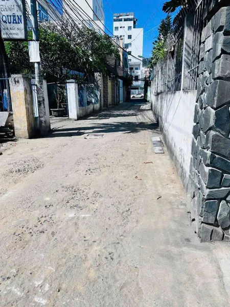 BÁN NHÀ HẺM ĐẶNG TẤT – GẦN BIỂN, 217M² – GIÁ CHỈ 12 TỶ (THƯƠNG LƯỢNG)
 • Vị trí: Hẻm đường Đặng Tất, khu vực dân cư yên tĩnh, cách biển chỉ vài phút đi bộ
 • Diện tích: 217m² (đất nở hậu, vuông vức, pháp lý rõ ràng)
 • Hiện trạng: Có sẵn 2 căn nhà cấp 