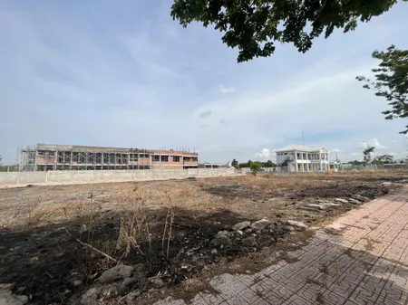 Bán đất ngay mặt tiền Phùng Hưng_Gần chợ An Bình. Gía tầm 2Tỷ(có trao đổi). S hơn 150m2_Có sổ_Thổ cư đầy đủ. Hạ tầng 100%. Đảm bảo đông dân dễ kinh doanh!!!