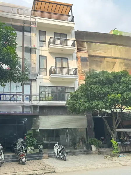 Cho thuê nhà mặt phố Yên Xá,  100m² x 5 tầng, có thang máy 35 triệu KD SPa, VP, TT dạy học