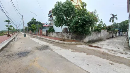 Bìa làng thông ô tô tránh cán khê nguyên khê đông anh, bên cạnh nhà văn hoá sân bóng