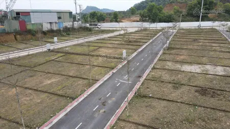 Tôi cần bán lô góc 114,3m2 mt hơn 5m 2 mặt đường, nở hậu mặt kcn đô thị và dịch vụ bảo hiệu 530h