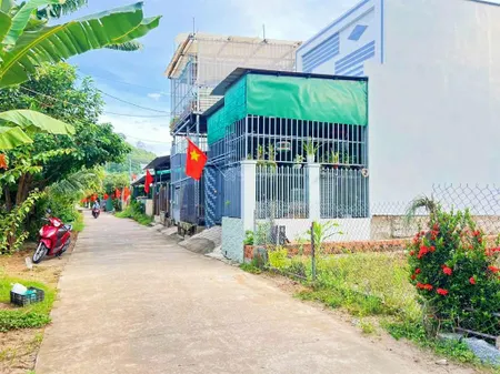 Sát cụm kcn đắc lộc, mặt tiền chính đắc lộc * cách ql1a 190m * giá 1,7 tỷ