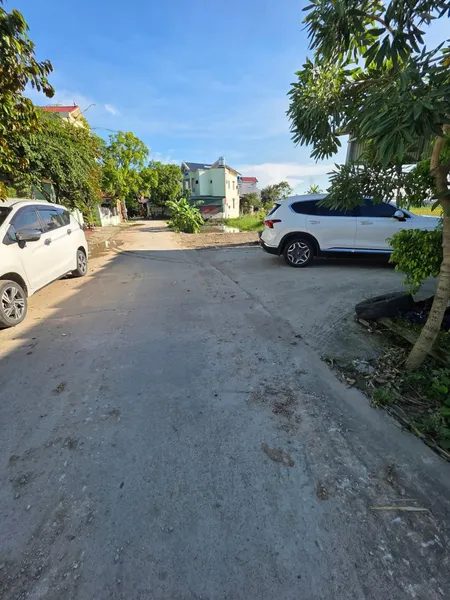 Ngay cổng phụ cực nhiều công nhân qua lại