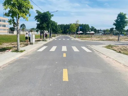 Giá trong tầm tay!!! Chỉ hơn 1tỷ , đất ngay mặt tiền Phùng Hưng. S hơn 100m2. Có công viên nội khu_Quán cafe. Hạ tầng 100%_Xây dựng tự do không sợ dính quy hoạch. Chiết khấu tới 200tr!!!