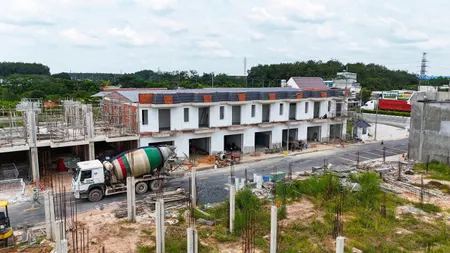 🟡 Mô tả ngắn gọn (dưới 350 ký tự):
Nhà phố Gia Khải Luxury ngay Đại lộ Bình Dương – trung tâm Bến Cát. Gần KCN Rạch Bắp, Mỹ Phước, Việt Hương 2. Chỉ 1.3 tỷ, thanh toán 700tr nhận nhà, ACB hỗ trợ vay 70%. Tặng voucher nội thất 100tr + 1 chỉ vàng SJC. Sổ h