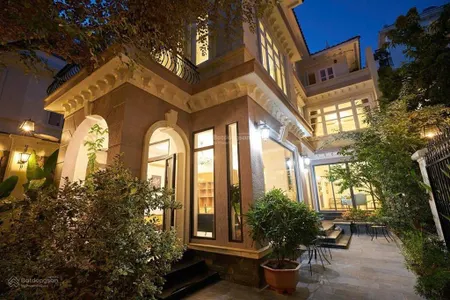 Bán nhà biệt thự tại đtm dịch vọng, 124 tỷ, 250m2 , 4 tầng , lô góc , vỉa hè 3m