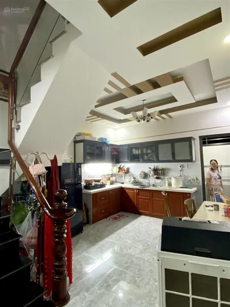 Xe tải đỗ cửa. cách 100m ra đường lv lương. 4pn 3wc. gần chợ. trường học. dân trí cao