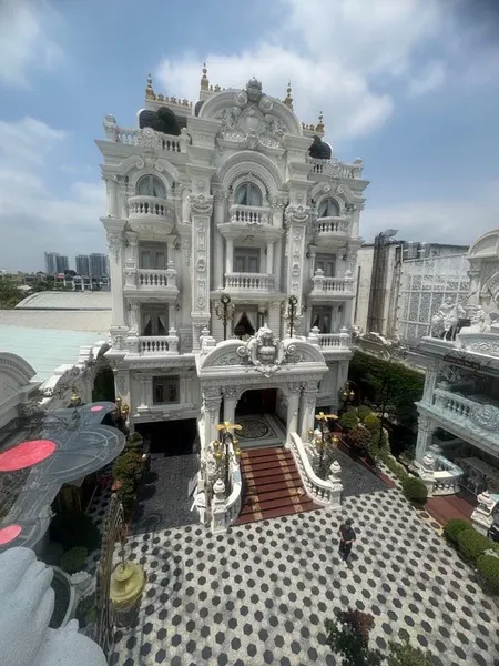 BÁN BIỆT THỰ TOẠ LẠC NGAY VỊ TRÍ VÀNG - QUẬN 6 - DTSD 8400M2 - 6TẦNG - 20x70 - FULL NỘI THẤT TÂY Á ĐÔNG .