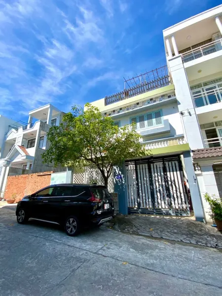 Lưng tựa núi, Mặt Hướng biển tiện làm văn phòng, kinh doanh lưu trú. Nhà Phường Thắng nhì.