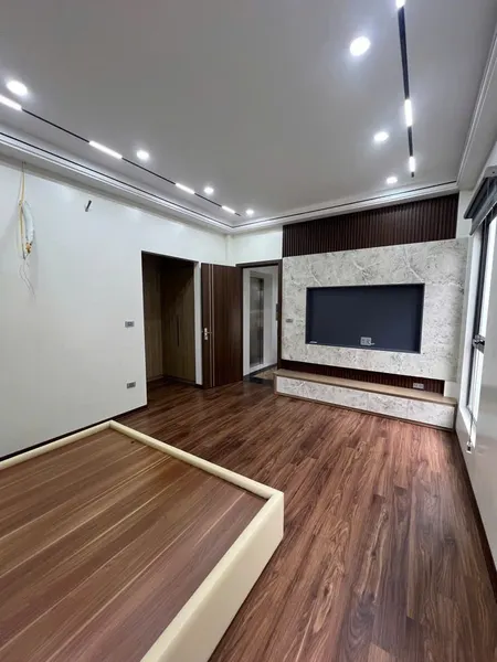 Sêu Hiếm- Bán nha Nguyễn Sơn 50m 5 tầng Gara thang máy full nội thất 17,5 tỷ( TL)