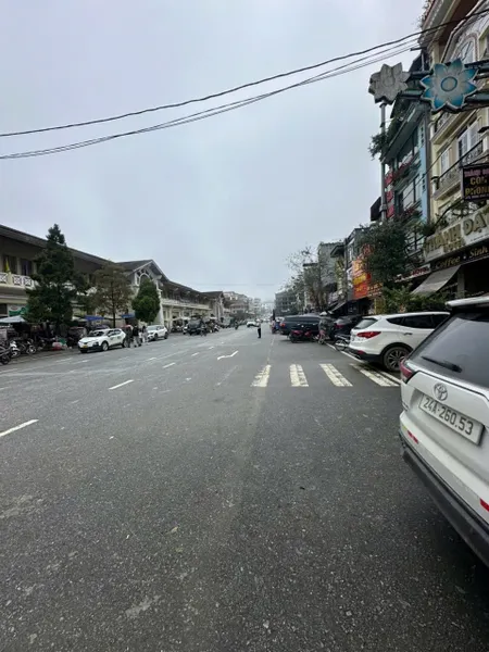 Chính chủ cần bán 01 lô đất đường N1 cổng chợ Sapa _ Lào cai

Vị trí : đối diện chợ đêm sapa+ giáp bến xe trung tâm sapa
Cách nhà thờ đá chỉ 2p đi xe
Diện tích :  mặt tiền rộng 5m có 100,5m2  phun thổ cư + sẵn nhà tôn 2 tầng đang cho thuê 
Trục chính