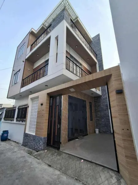 Nhà trệt 1 lầu, thiết kế hiện đại, hẻm lớn, gần trường chợ, DT: 12x6, có 4PN sân xe hơi, LH: 0949243531