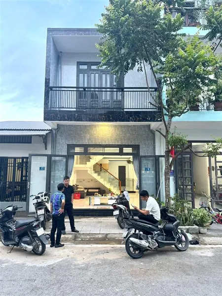 Bán nhà 2 tầng kqh hương sơnguyễn văn linh gần bến xe phía bắctp huếnhà full nôị thấtgiá tốt