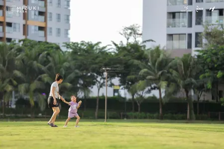 Khi ánh nắng ban mai xuyên qua tán cây xanh mát, mizuki park thức dậy trong sự thanh bình.trellia