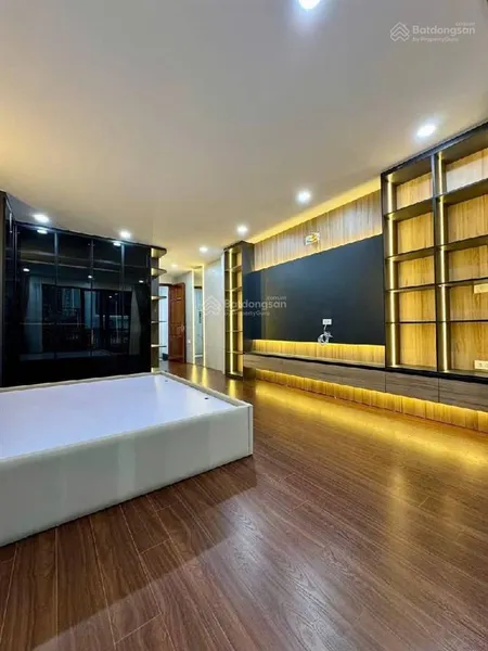 Nhà đẹp phân lô ô tô vào nhà tam trinh xây dựng 6 tầng thang máy full nội thất mặt tiền 4,5m