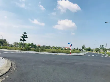 Bán gấp lô đất gần sân bay Long Thành , giá thương lượng. Gần chợ An Bình_Hạ tầng, Thổ cư 100%_ Ngay khu đông dân. Có sổ sẵn. Liên hệ trao đổi ngay!!!