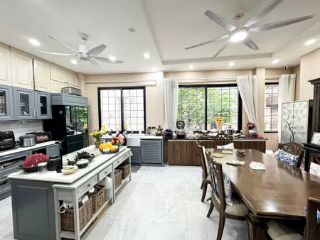 Bán nhà mặt phố Ngọc Thủy 5 tầng Dt 114m2 giá 23.5 tỷ Hà Nội. LH. 0399032122