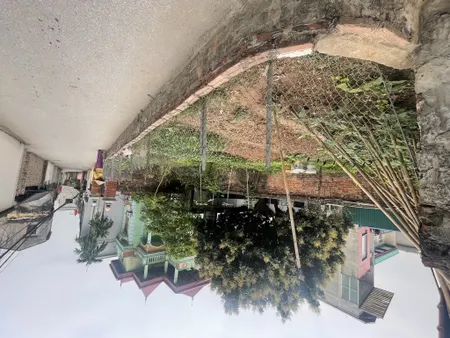 Hàng hiếm lô duy nhất nằm trên mặt đường thông ô tô gần chợ nhà văn hóa - Tiên Dương