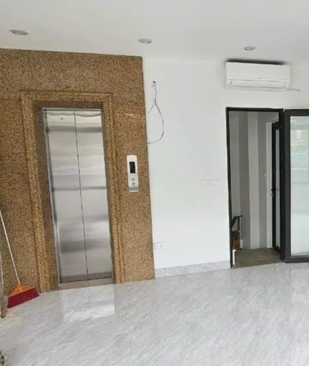 Cho thuê nhà mới, căn góc, Thái Hà, thang máy; vỉa hè 116m2* 5T- 45 Tr