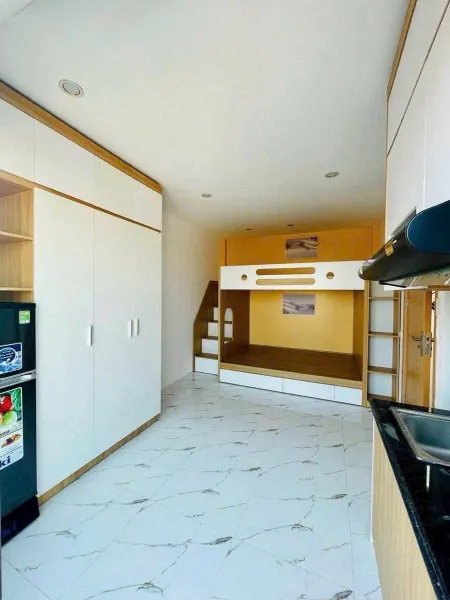 Siêu phẩm đầu tư Chùa Láng – 9 tầng thang máy – 24 phòng full đồ – Dòng tiền 1,7 tỷ/năm – Có trạm BTS, mặt tiền 10m!