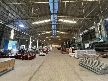 Xưởng Cho Thuê Ở Tân Uyên _ Bình Dương Cũ- TPHCM 
Tổng Diện Tích Đất = 2.800m2
 Diện Tích Nhà Xưởng = 2.400m2
Văn phòng xây dựng lầu trệt ngoài xưởng = 120m2
Bình Điện hạ bình: 320kva
pccc Tự Động Trang bị