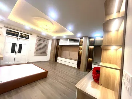 Bán nhà phố 5 tầng full nội thất vừa ở vừa kinh doanh, ô tô đậu trong nhà tại Đê La Thành, Hà Nội